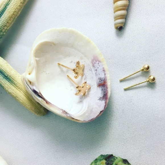 DAINTY Gold jewelry 2 Pc Hand-stamp Stud Earrings - Picture 2 of 3